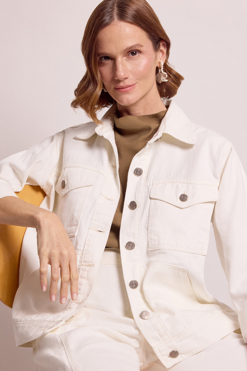 Descubra a Jaqueta Jeans Branca que oferece um toque de sofisticação e conforto para qualquer look. Acesse!