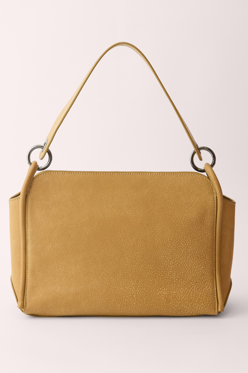Descubra a Bolsa Couro Bethânia que oferece um toque de sofisticação e conforto para qualquer look. Acesse!