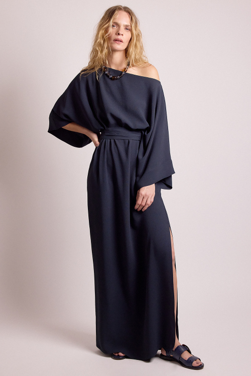 Descubra o Vestido Amiel que oferece um toque de sofisticação e conforto para qualquer look. Acesse!