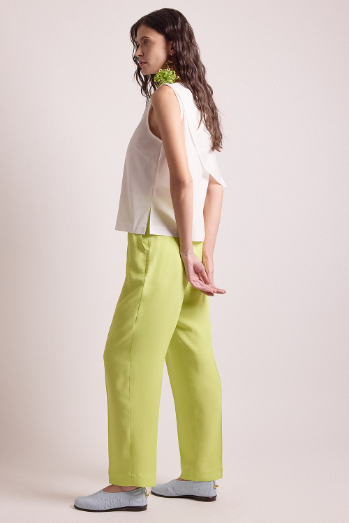 Descubra a Calça Augusto que oferece um toque de sofisticação e conforto para qualquer look. Acesse!