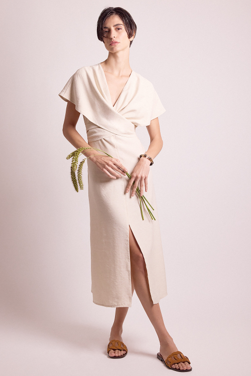 Descubra o Vestido Amada que oferece um toque de sofisticação e conforto para qualquer look. Acesse!